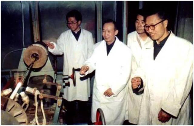 △赵梓森（左二）与同事们一起做实验