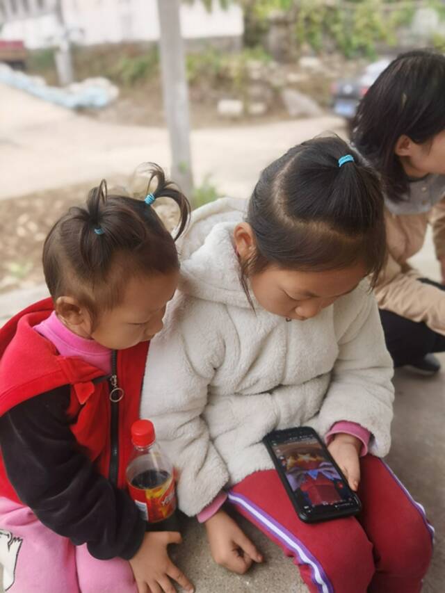 课题组在中部省份某村庄调研时看到，两名小朋友围坐在一起观看手机短视频。本版图片均由受访课题组提供