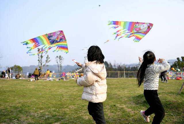 2月27日，小朋友在湖北省宣恩县仙山贡水旅游区的一处草坪上放风筝。春光明媚，人们踏青出游，放飞风筝，乐享春日美好时光。新华社图