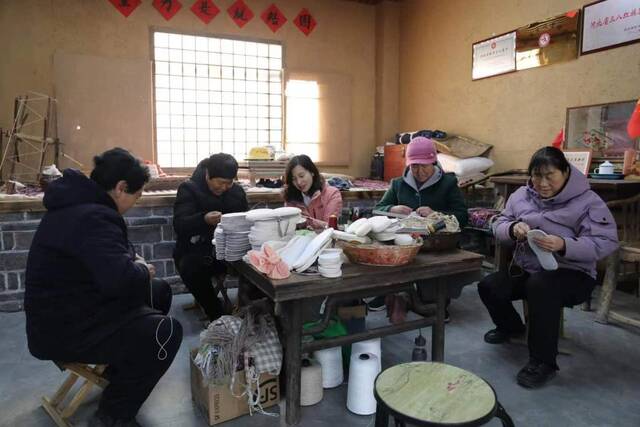 村民在“团结北庄手工坊”纳鞋底。（新华社记者齐雷杰摄）