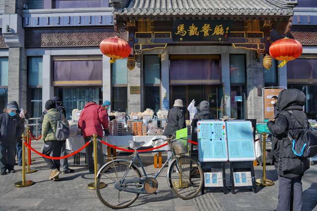 2020年，人们在马凯餐厅地安门店购买半成品蔬菜和主食、腌肉等。潘之望摄