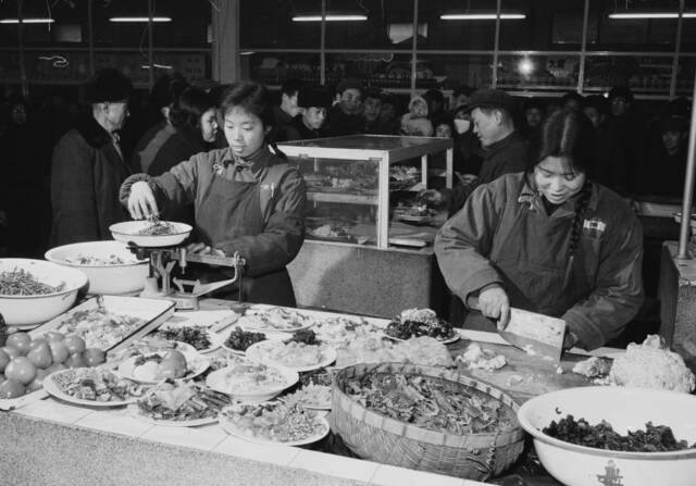 1974年，西城区西四副食商场菜组正在制作盘菜，这里的盘菜物美价廉，很受欢迎。胡敦志摄