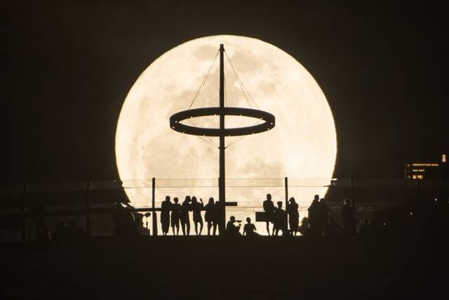 2022年6月14日，“超级月亮”在新加坡滨海湾上空升起。新华社发（邓智炜摄）