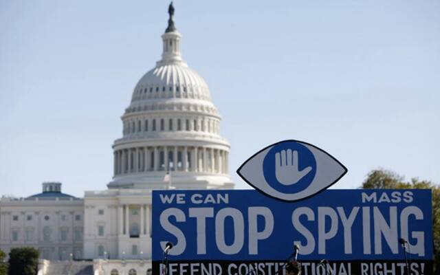 2013年10月26日，在美国首都华盛顿，一块反监控的大型标语牌竖立在国会大厦前。（图片来源：新华社）