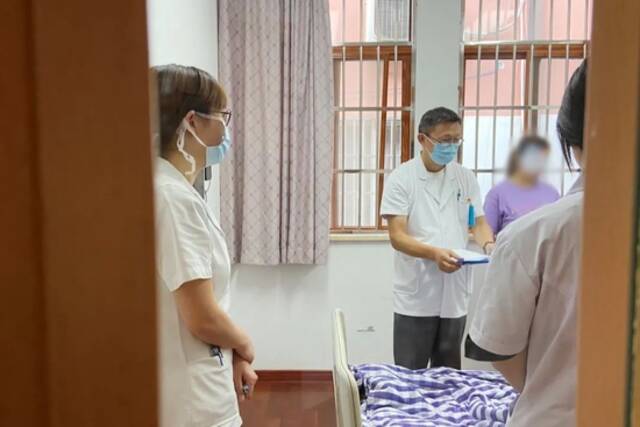 杭州市第七人民医院主任医师谭忠林在抑郁障碍病区查房。受访者供图