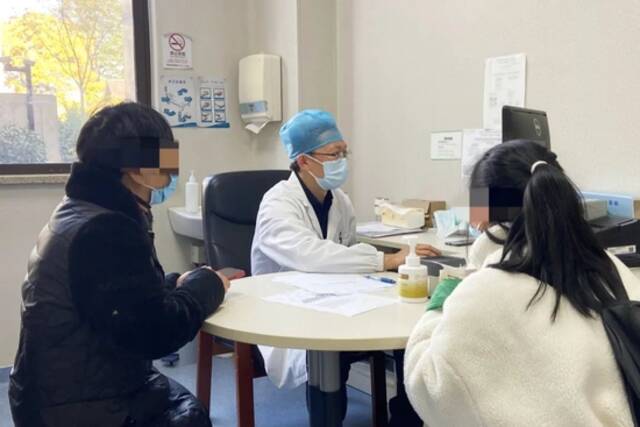 杭州市第七人民医院主任医师谭忠林在抑郁科对青少年做抑郁障碍诊断。受访者供图
