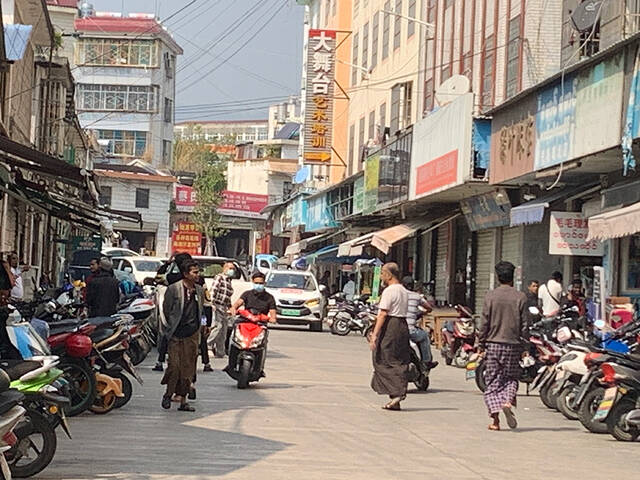 老缅街上，习惯穿长筒裙子“隆基”的缅甸男人