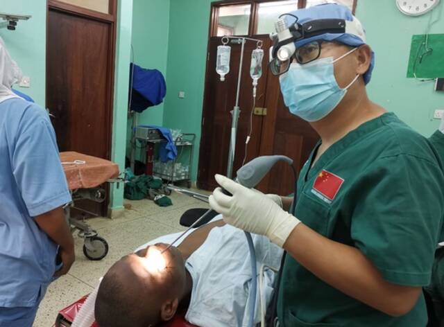  2月22日，在坦桑尼亚桑给巴尔岛纳兹莫加医院，中国医生为病人做检查。