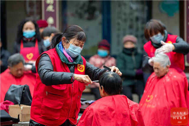 镜头  弘扬雷锋精神