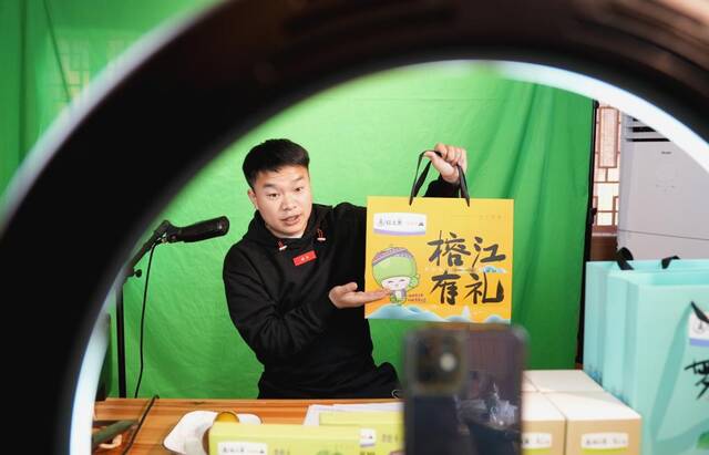 3月4日，榕江县的“直播达人”唐胜忠在直播间进行直播带货。（王炳真摄）
