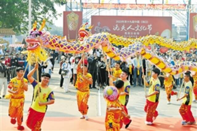 3月2日，第十九届中国（海口）冼夫人文化节秀英分会场精彩的舞龙表演。本报记者石中华摄