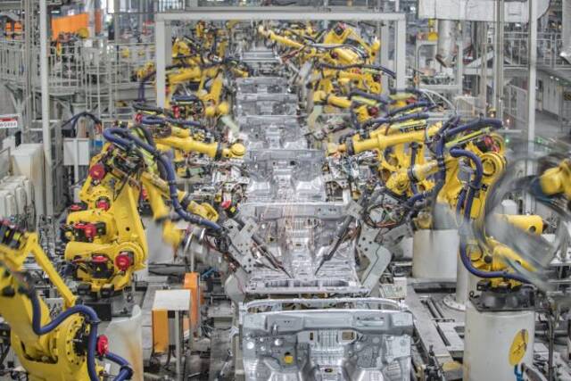 3月1日，在长城汽车重庆永川生产基地焊装车间，智能化焊接机器人在进行焊接作业。（黄伟摄）