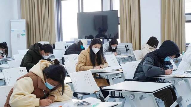 2023年硕士研究生招生考试浙江农林大学考点，考生们正在认真答题。视觉中国图