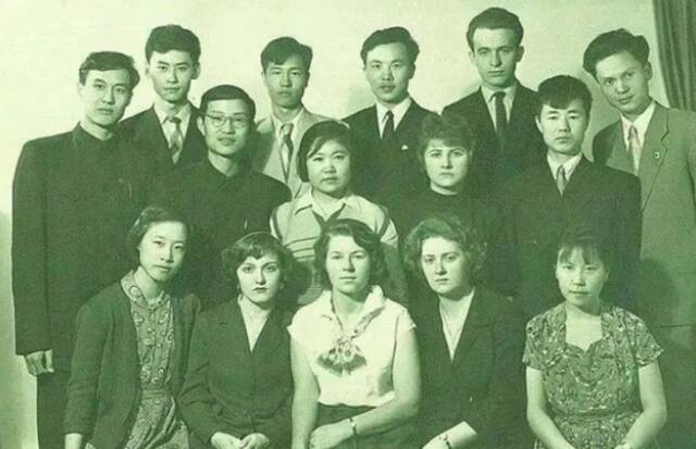 ·汪品先（第二排左二）在苏联留学时。