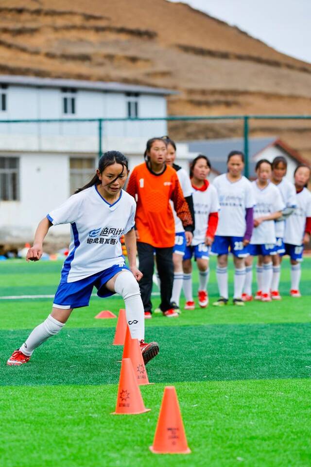 3月3日，吉牛伍作（前）在“玫瑰梦想球场”上训练。新华社记者沈伯韩摄