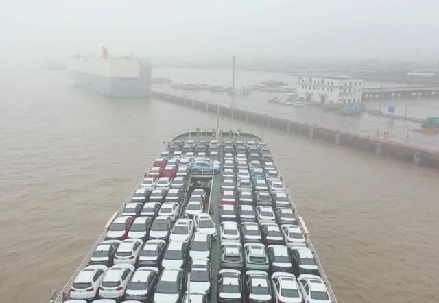 3月8日，一批来自长江沿线的出口汽车通过“水水联运”方式运抵上海外高桥港区。杨斌摄