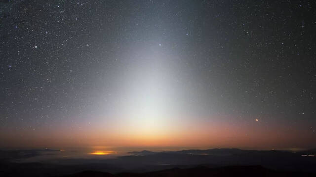 本月夜空闪耀着鬼魅般的黄道光