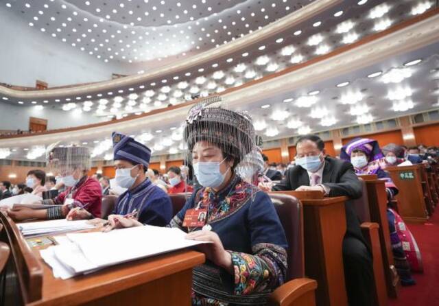 3月5日，第十四届全国人民代表大会第一次会议在北京人民大会堂开幕。这是代表们在认真听会。（王毓国摄）