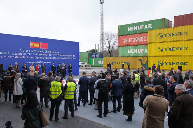 ↑ 3月9日，人们在西班牙马德里参加“中西建交纪念号”中欧班列发车仪式。新华社记者孟鼎博摄