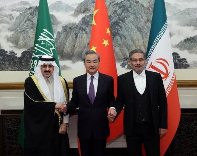王毅主持沙特和伊朗北京对话闭幕式