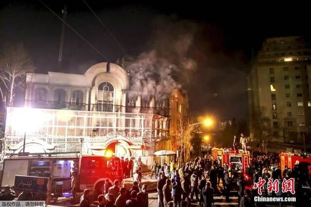 当地时间2016年1月2日，伊朗示威者冲击沙特驻伊朗大使馆。