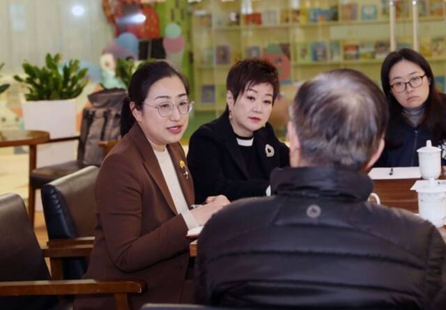 2月17日，在上海虹桥街道古北市民中心，全国人大代表盛弘（左一）和居民区代表讨论社区服务功能的相关议题。新华社记者刘颖摄