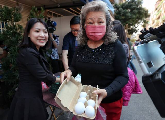 满志刚3月11日发1000颗鸡蛋，吸引不少人排队，图为民众开心领到5颗鸡蛋。图自联合新闻网