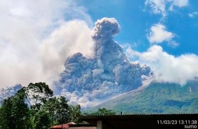 外媒：印尼默拉皮火山喷发，目前当地居民尚未疏散