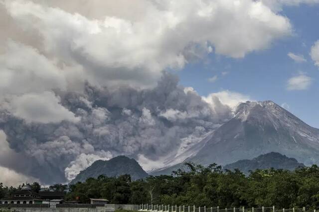 外媒：印尼默拉皮火山喷发，目前当地居民尚未疏散