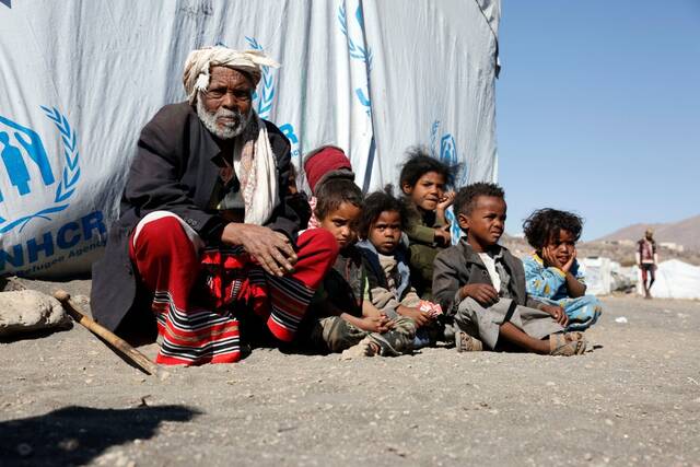 2022年12月7日，老人和孩子在也门萨那北部郊区一个难民营席地而坐。新华社发（穆罕默德·穆罕默德摄）