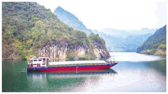 贵州港航集团货船从余庆县沙湾码头驶出（2月3日摄）。新华社记者陶亮摄