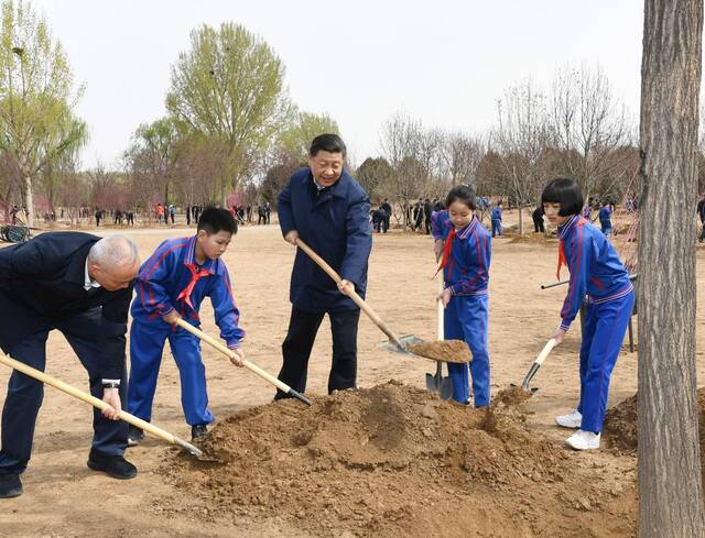 2019年4月8日，习近平总书记来到北京市通州区永顺镇参加首都义务植树活动。新华社记者谢环驰摄