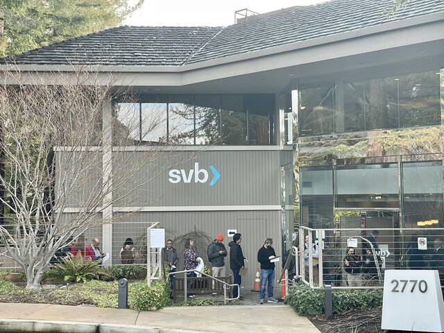 亲历现场：硅谷银行恢复开门后 储户仍迫不及待地排长龙取款