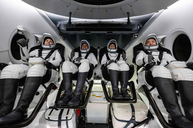 美国宇航局的SpaceX Crew-5任务宇航员在佛罗里达海岸附近安全溅落