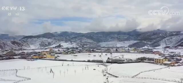 云南香格里拉春雪映春色 高原风景美如画