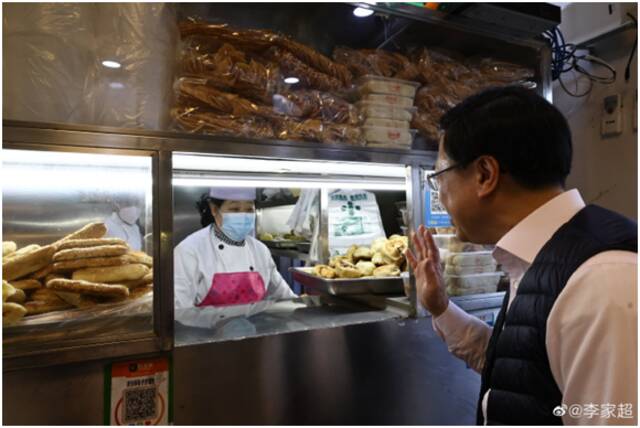 李家超晒图：在北京胡同吃糖油饼、豆腐脑，尝老北京早点味道