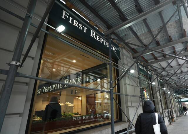 3月13日，行人从美国纽约第一共和银行一家营业部外走过。新华社记者张墨成摄