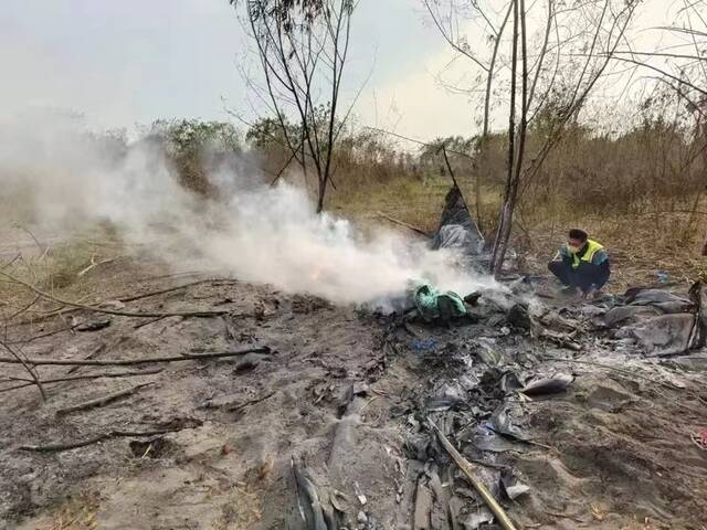 台湾一架轻航机坠毁致2人死亡