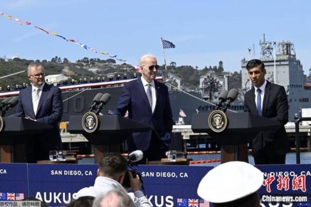  3月13日，美国圣迭戈，美国总统拜登（中）、澳大利亚总理阿尔巴尼斯（左）和英国首相苏纳克共同宣布美英为澳大利亚配备核潜艇的具体计划。