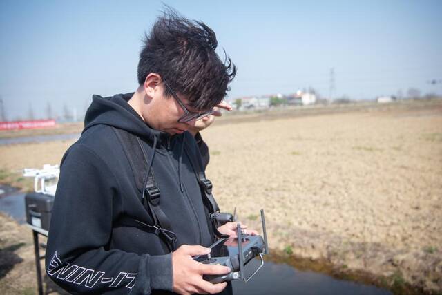 3月15日，武汉永旺农产品专业合作社的农机手陶哲在操作无人机。新华社记者伍志尊摄