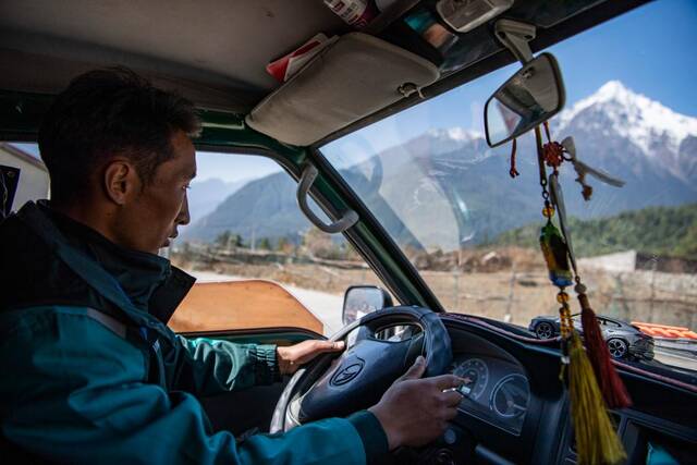3月12日，在西藏吉隆县冲色村，巴桑顿珠正在派件。新华社记者孙非摄