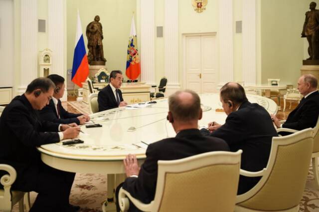 当地时间2月22日，普京在莫斯科会见王毅