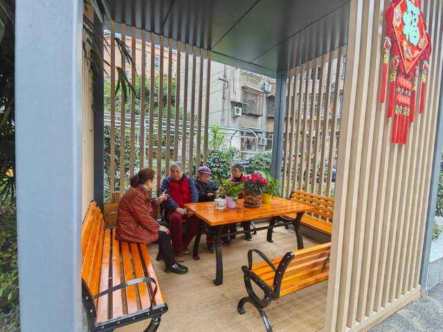 成都同馨苑小区居民在新改造的小凉亭中聊天休息。新华社记者董小红摄