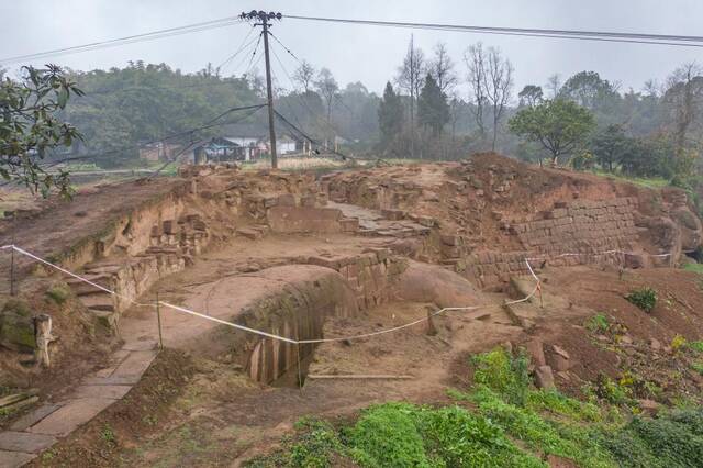 这是2月9日在重庆合川钓鱼城遗址拍摄的新发掘出的城门、城墙遗迹（无人机照片）。新华社记者黄伟摄