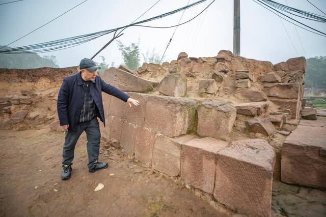 2月9日，在重庆合川钓鱼城遗址，重庆市文物考古研究院副院长袁东山在介绍新发掘出的石墙遗迹。新华社记者黄伟摄