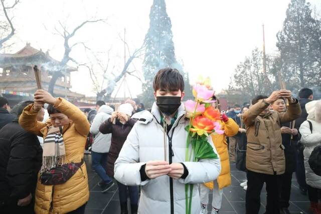 ▲市民在北京雍和宫烧香祈福。图文无关。新京报记者王飞摄