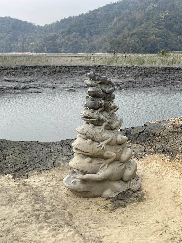 台媒：久旱不雨，嘉义公园“尿尿小童”尿不出来了，游客难掩失望