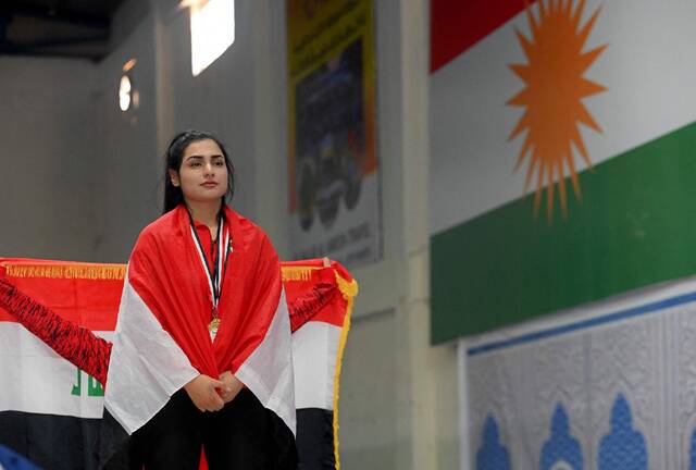 当地时间2021年12月28日，伊拉克库尔德地区首府埃尔比勒，库尔德妇女在参加举重锦标赛。
