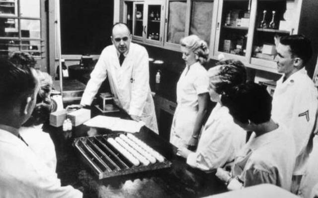 1957年，希勒曼和大流感研究团队。