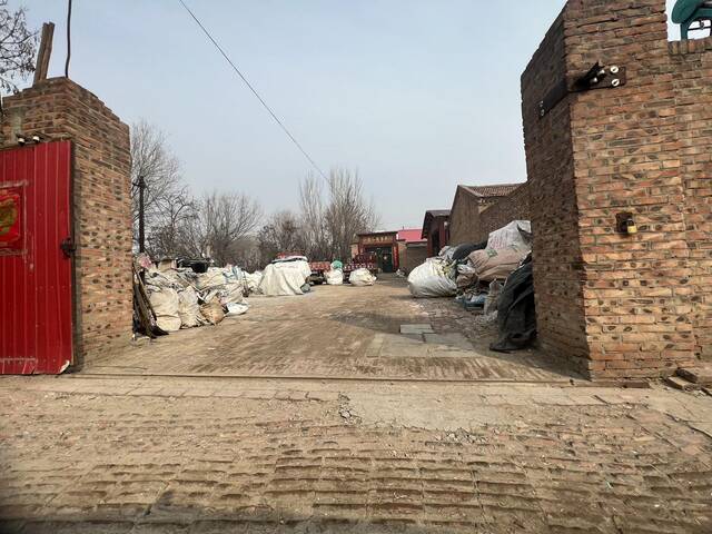 ↑文安县赵各庄镇上，仍有人在从事着塑料回收方面的行当罗梦婕摄
